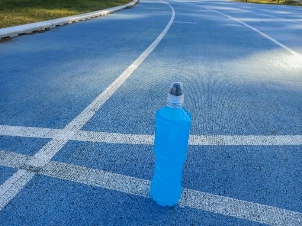 Czym różni się napój izotoniczny dla sportowców